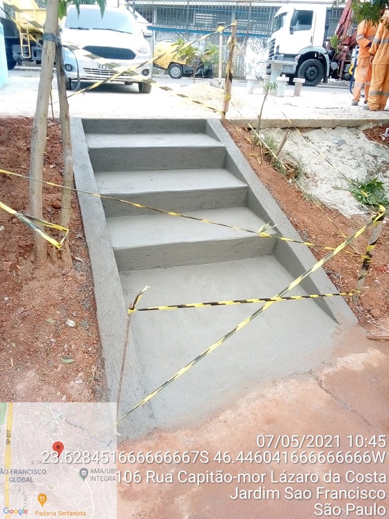Escada de cimento, com três degraus, foi concluída, para facilitar o acesso em uma praça, com desnível.